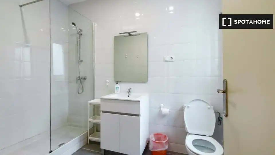 Baño de Piso de alquiler en Barcelona con Aire acondicionado, Calefacción y Amueblado