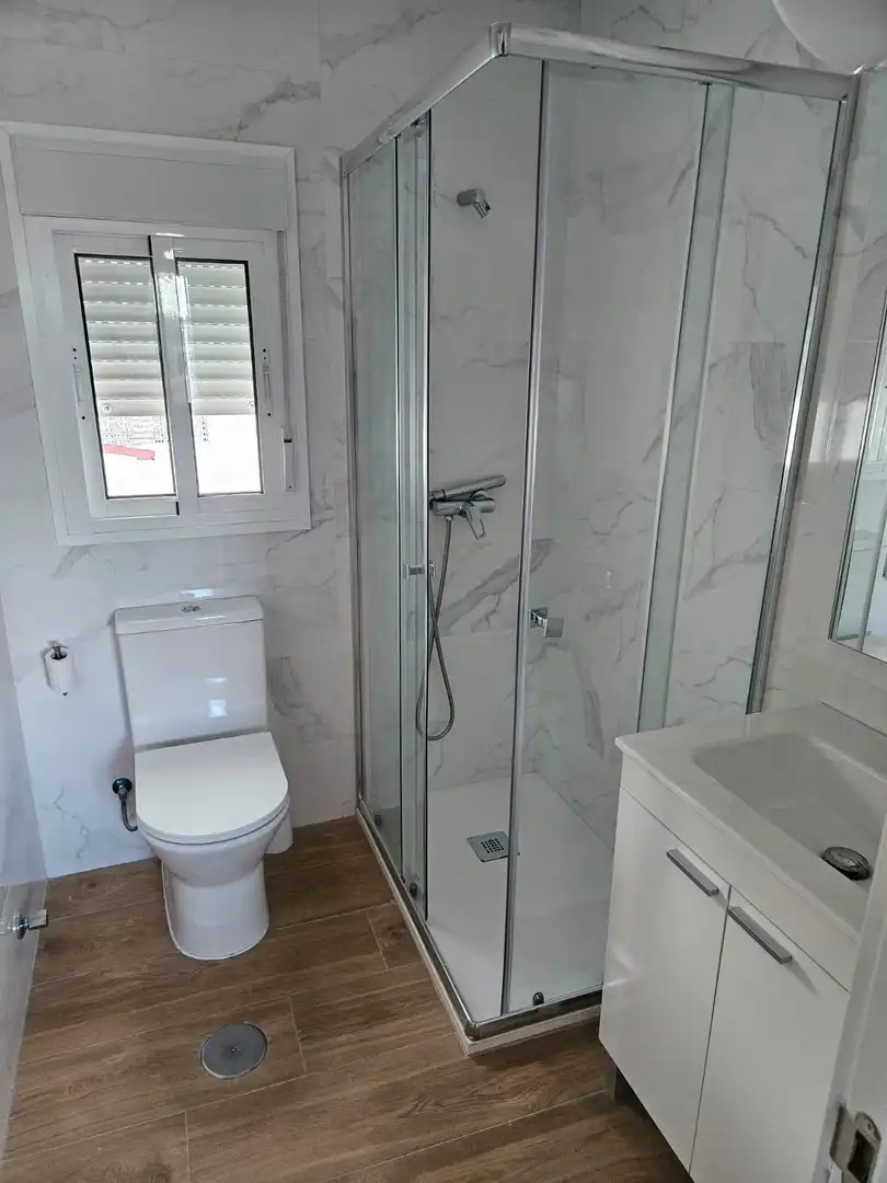 Baño de Estudio de alquiler en Sevilla con Aire acondicionado, Amueblado y Balcón