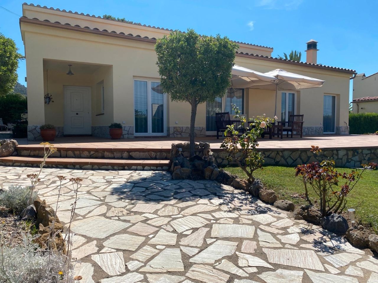 Vista exterior de Casa o xalet en venda en L'Estartit amb Aire condicionat, Calefacció i Jardí privat
