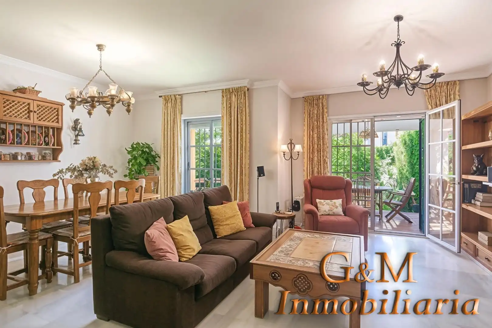 Sala de estar de Casa adosada en venta en Estepona con Jardín privado, Terraza y Balcón