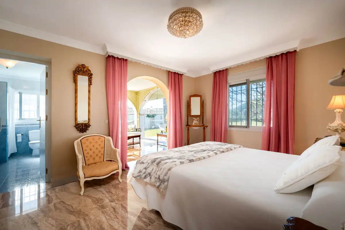 Dormitori de Casa o xalet en venda en Marbella amb Aire condicionat, Jardí privat i Piscina