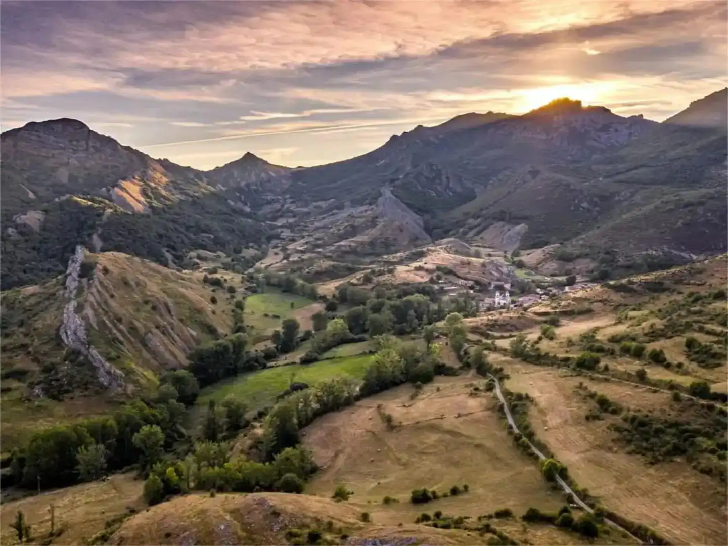 Vista exterior de Finca rústica en venda en Crémenes amb Jardí privat, Parquet i Traster