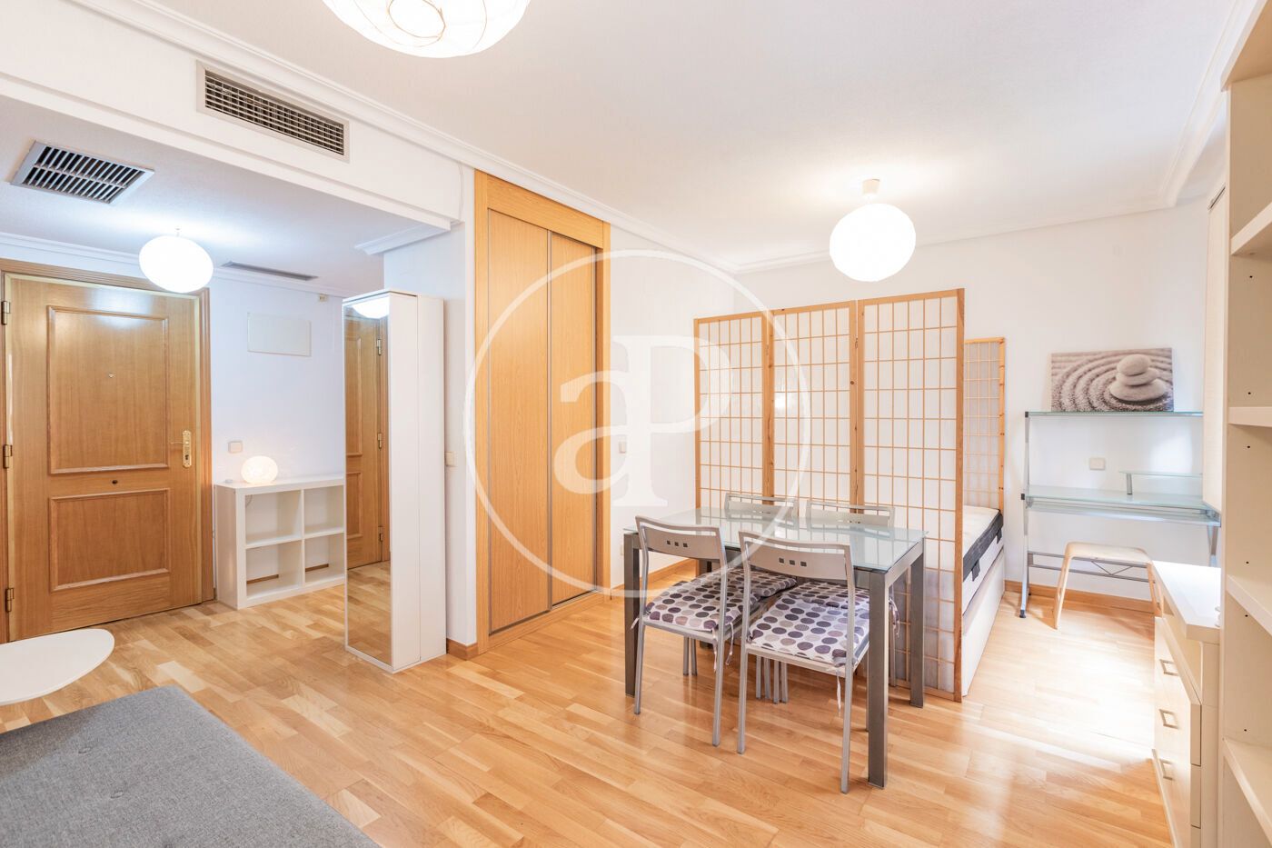 Habitación de Piso de alquiler en  Madrid Capital con Aire acondicionado, Calefacción y Jardín privado
