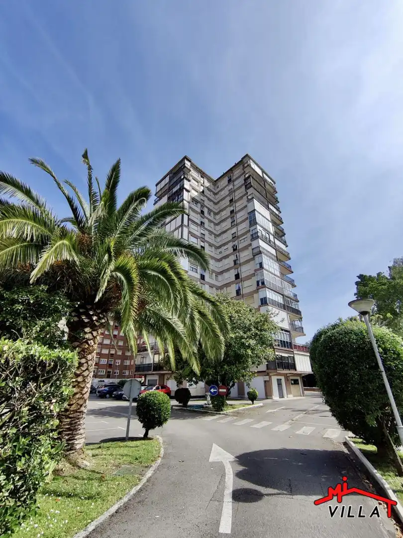 Außenansicht von Wohnung zum Verkauf in Laredo mit Heizung und Terrasse
