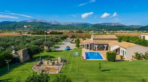 Bienvenido a la villa de sus sueños en Mallorca! Esta moderna finca le ofrece a usted y a su familia o pareja todo lo necesario pa