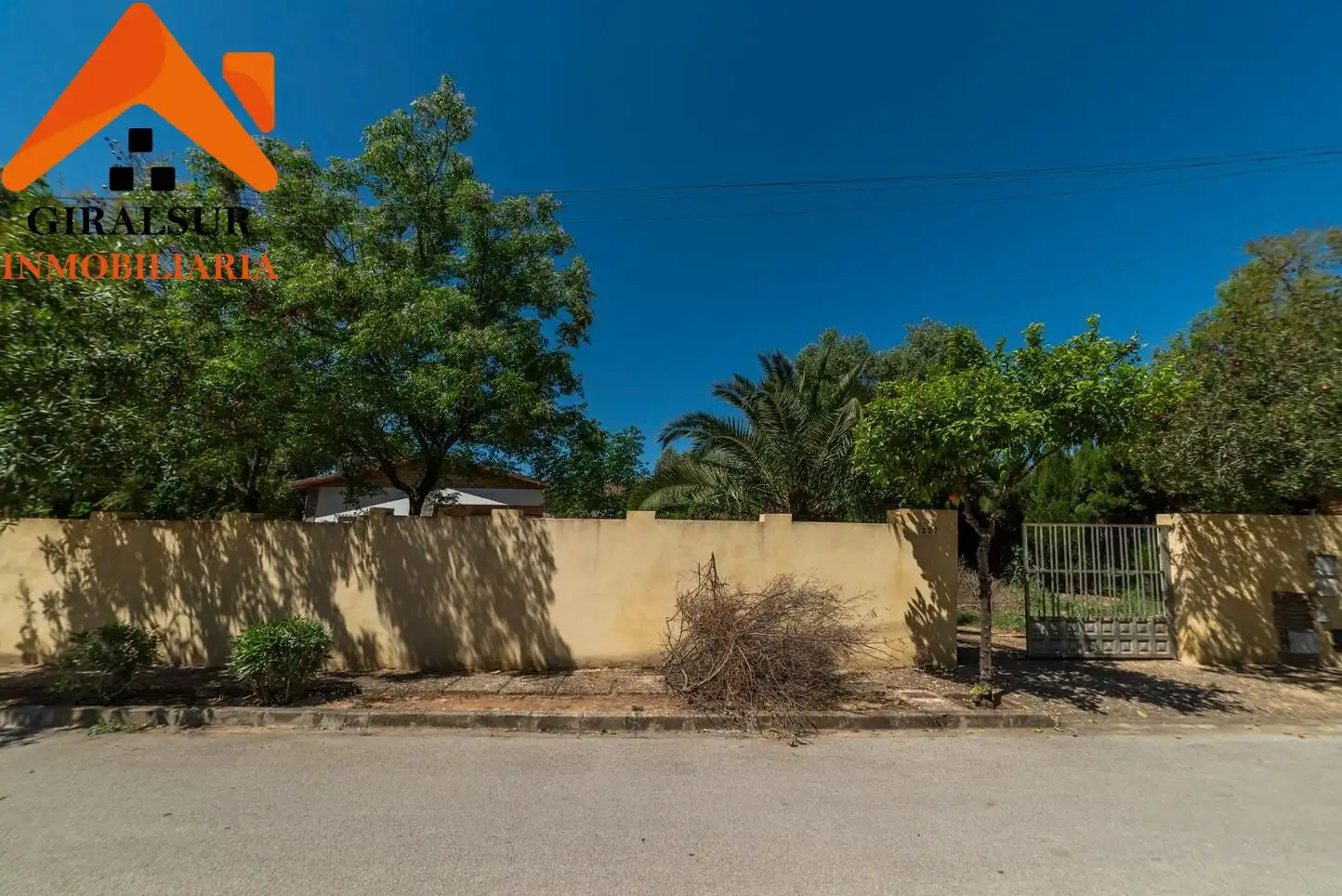 Vista exterior de Casa o xalet en venda en Alcalá de Guadaira amb Aire condicionat, Jardí privat i Terrassa
