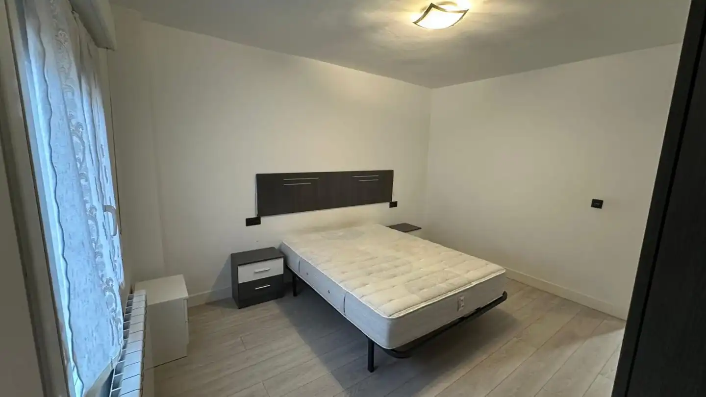 Bedroom of Flat for sale in Vitoria - Gasteiz  with Heating, Parquet flooring and Furnished