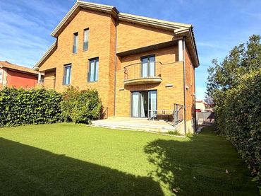 Casa amb balcó en venda a Calle Leza