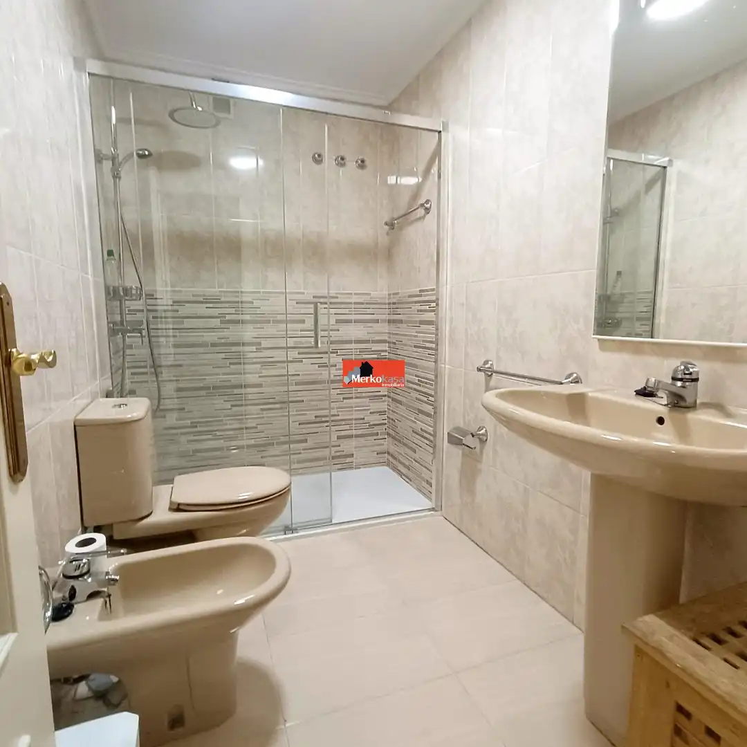 Baño de Dúplex de alquiler en Lugo con Calefacción, Terraza y Trastero
