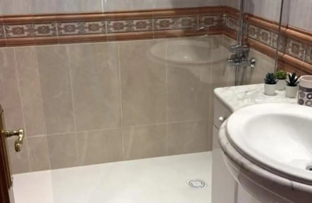 Bany de Dúplex de lloguer en Marbella amb Aire condicionat, Terrassa i Piscina