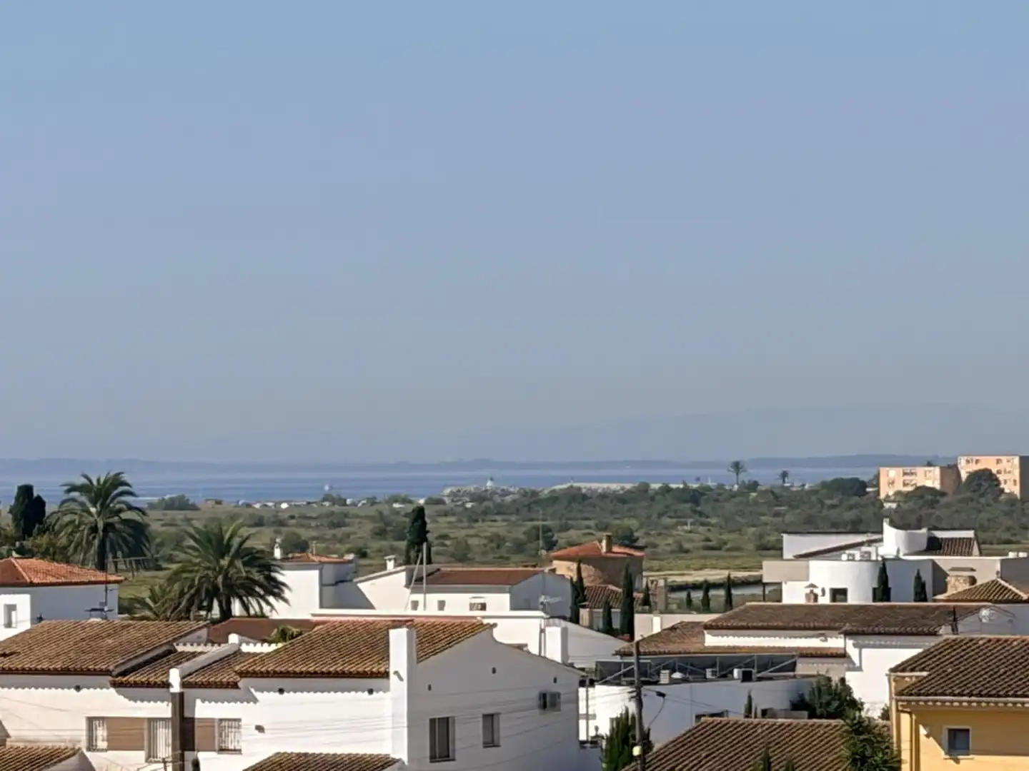 Vista exterior de Estudi en venda en Roses amb Calefacció, Terrassa i Moblat