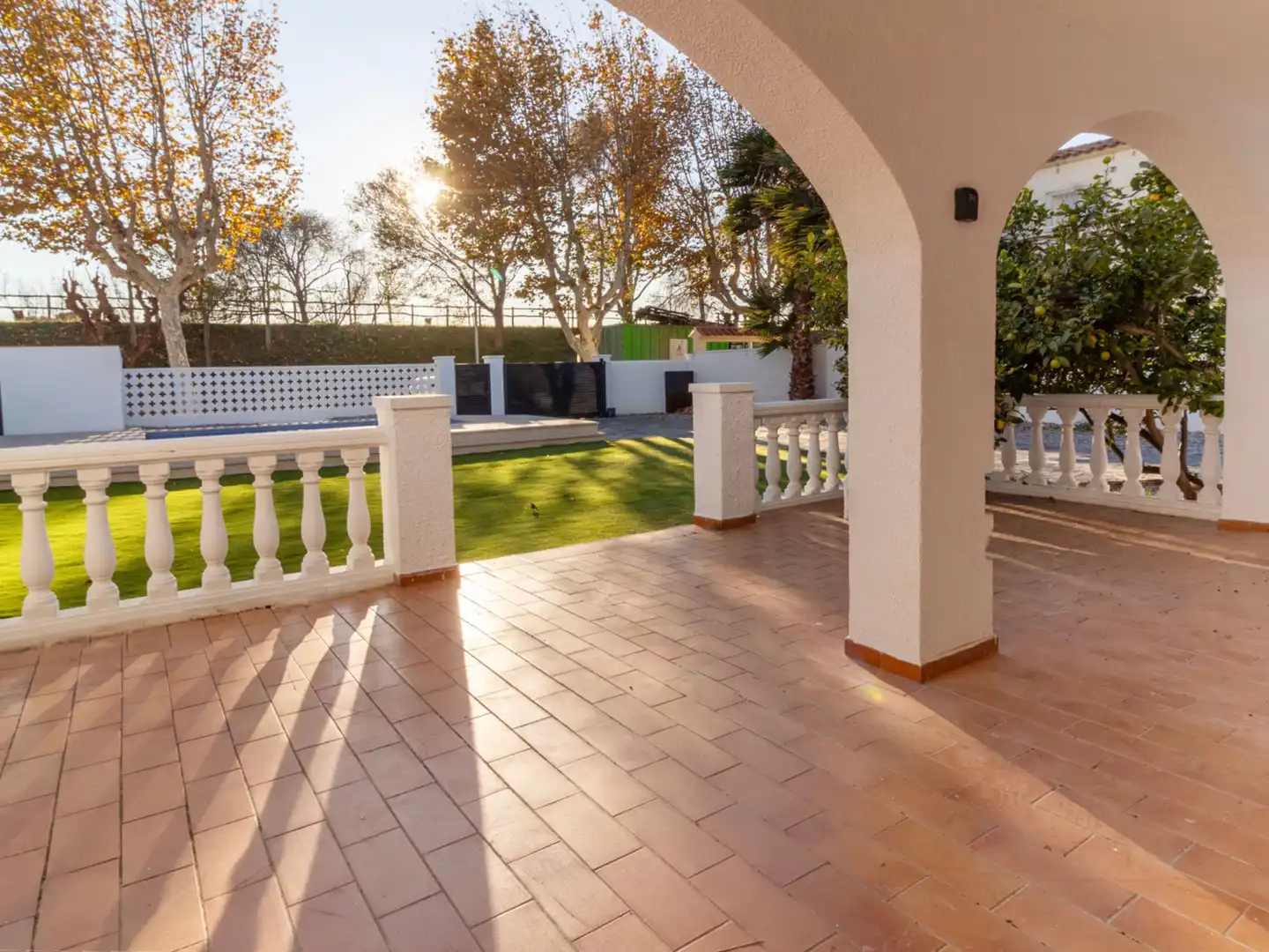 Garten von Erdgeschoss zum Verkauf in Empuriabrava mit Klimaanlage, Heizung und Terrasse
