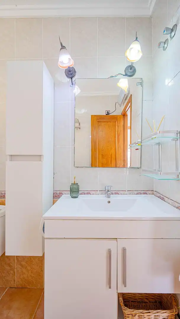 Baño de Casa adosada en venta en Orihuela con Aire acondicionado, Calefacción y Jardín privado
