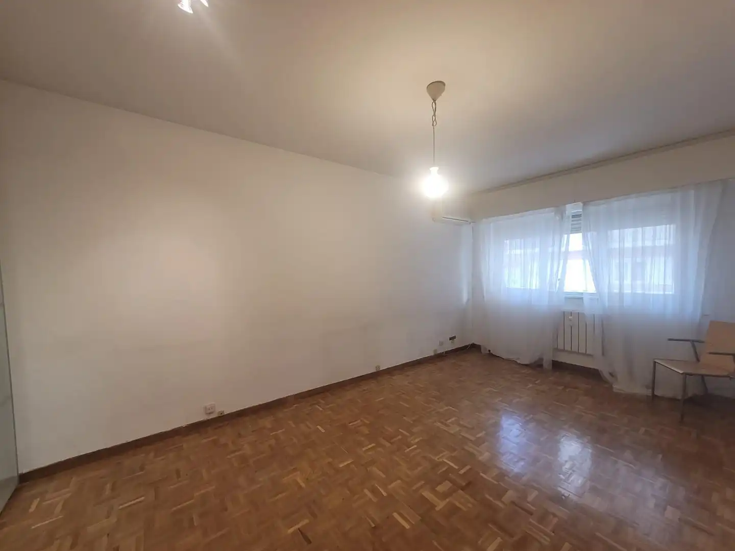 Dormitori de Apartament de lloguer en Madrid amb Calefacció, Parquet i Traster