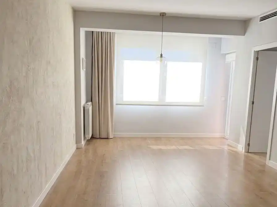 Schlafzimmer von Wohnung zur Miete in  Madrid Capital mit Klimaanlage und Balkon