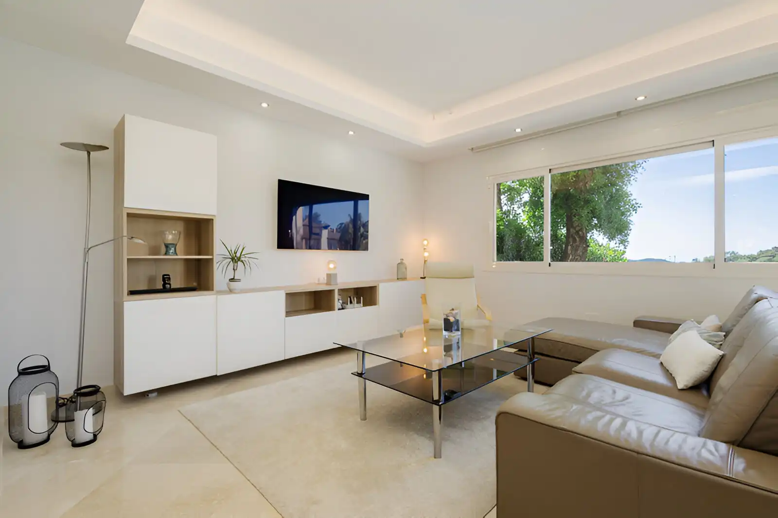 Wohnzimmer von Erdgeschoss zum Verkauf in Marbella mit Klimaanlage, Privatgarten und Terrasse