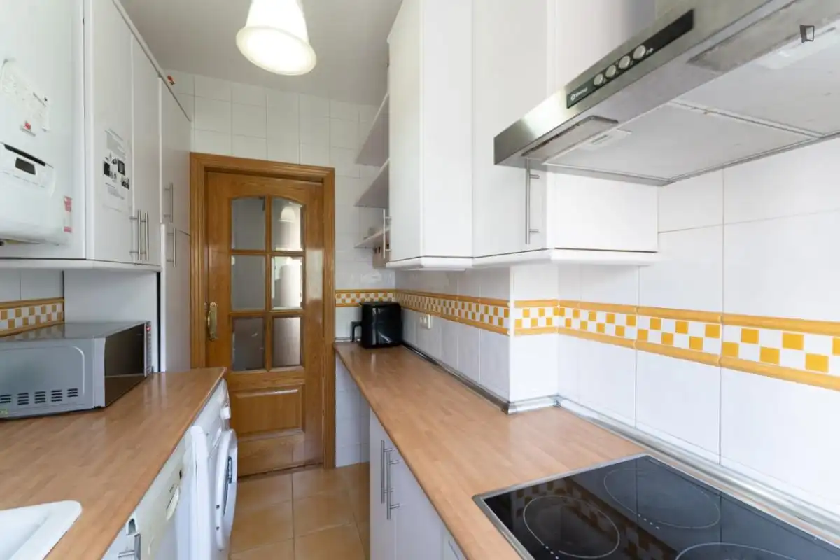 Cuina de Apartament per a compartir en Madrid amb Calefacció, Moblat i Forn