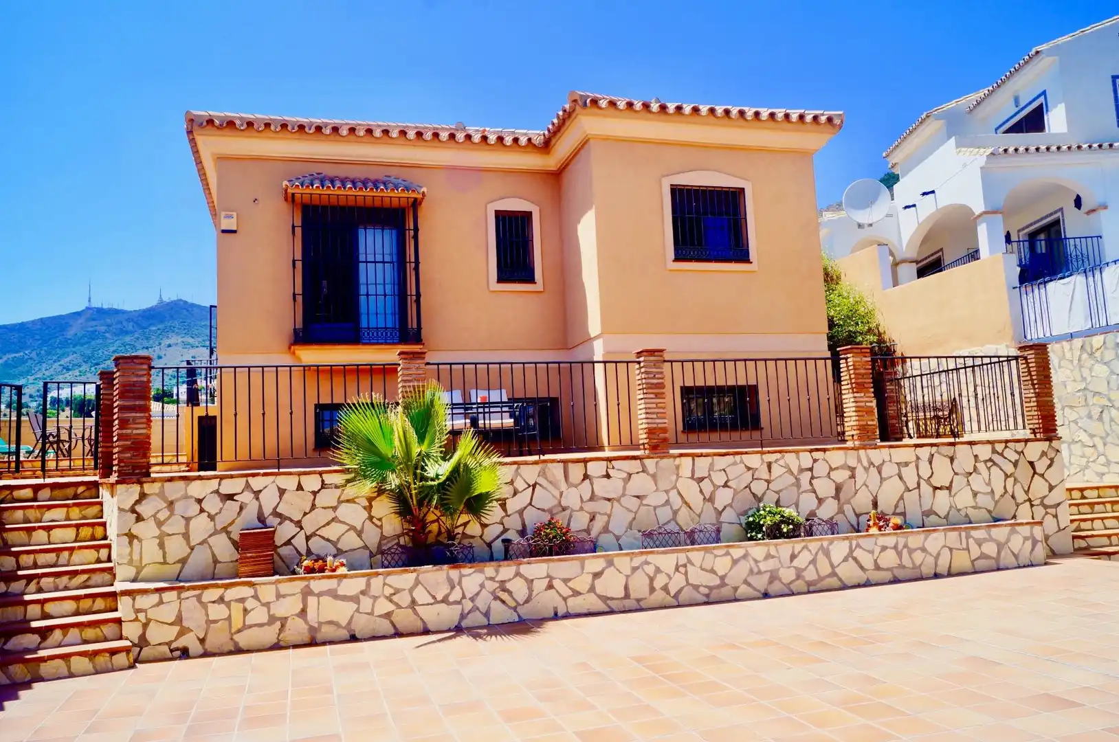 Außenansicht von Haus oder Chalet zum Verkauf in Benalmádena mit Klimaanlage, Heizung und Privatgarten