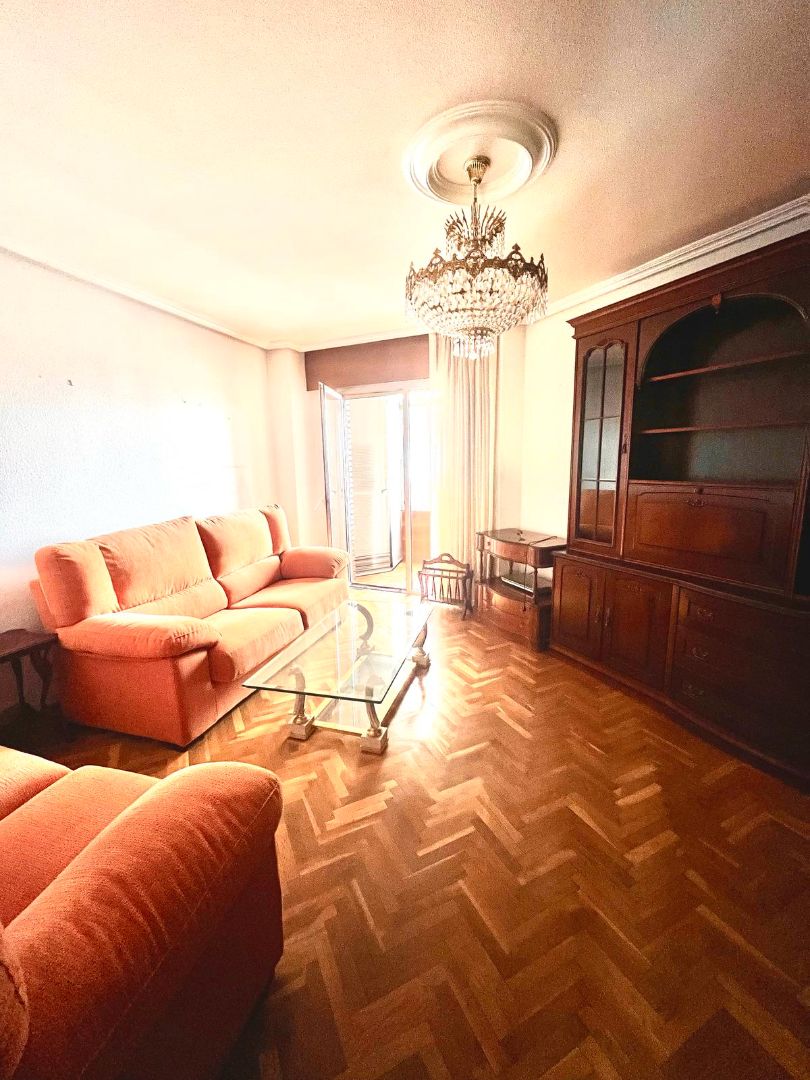 Living room of Flat for sale in Valladolid Capital  with Heating, Parquet flooring and Terrace