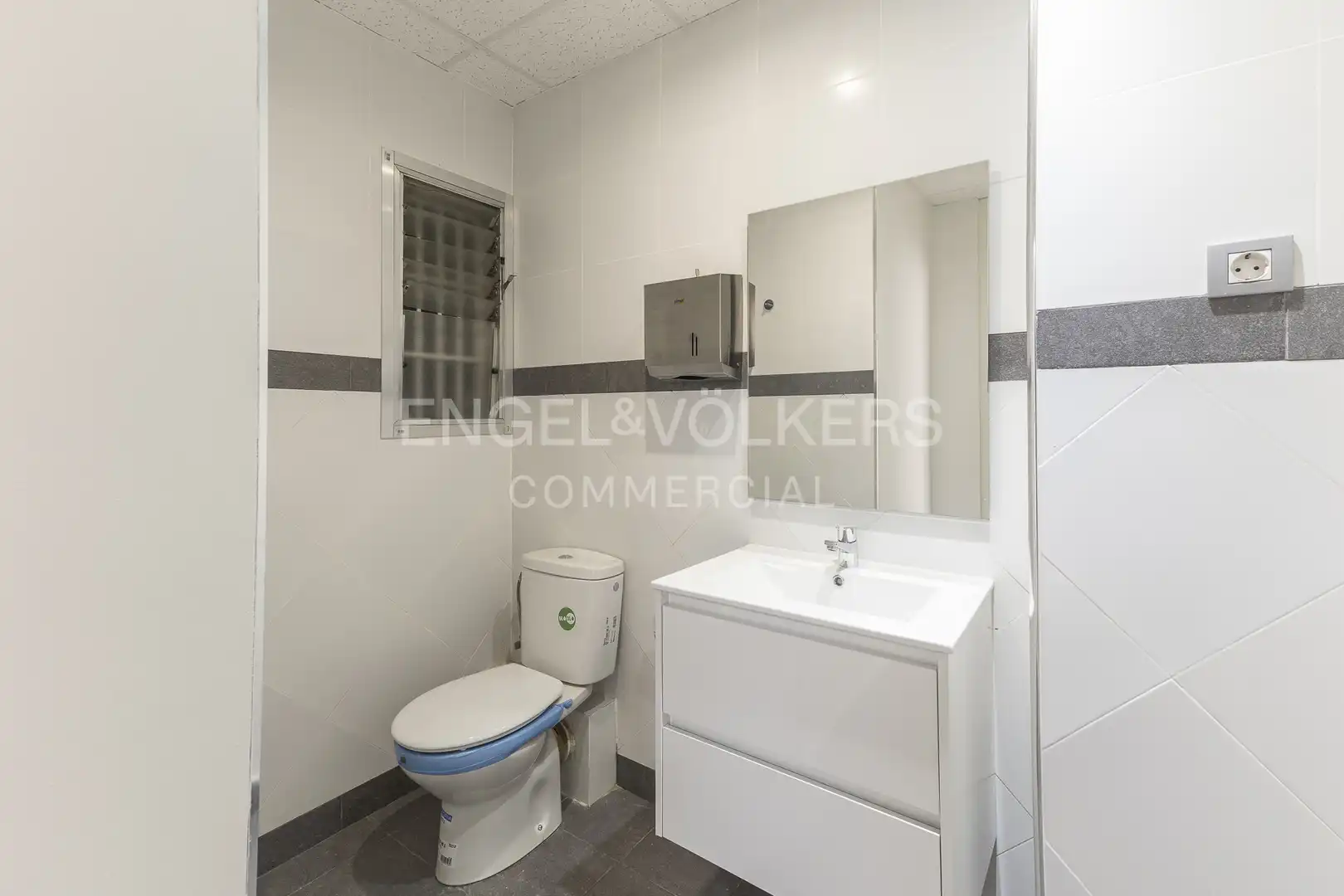Bathroom of Office for rent in Barcelona  with Air Conditioner and Heating