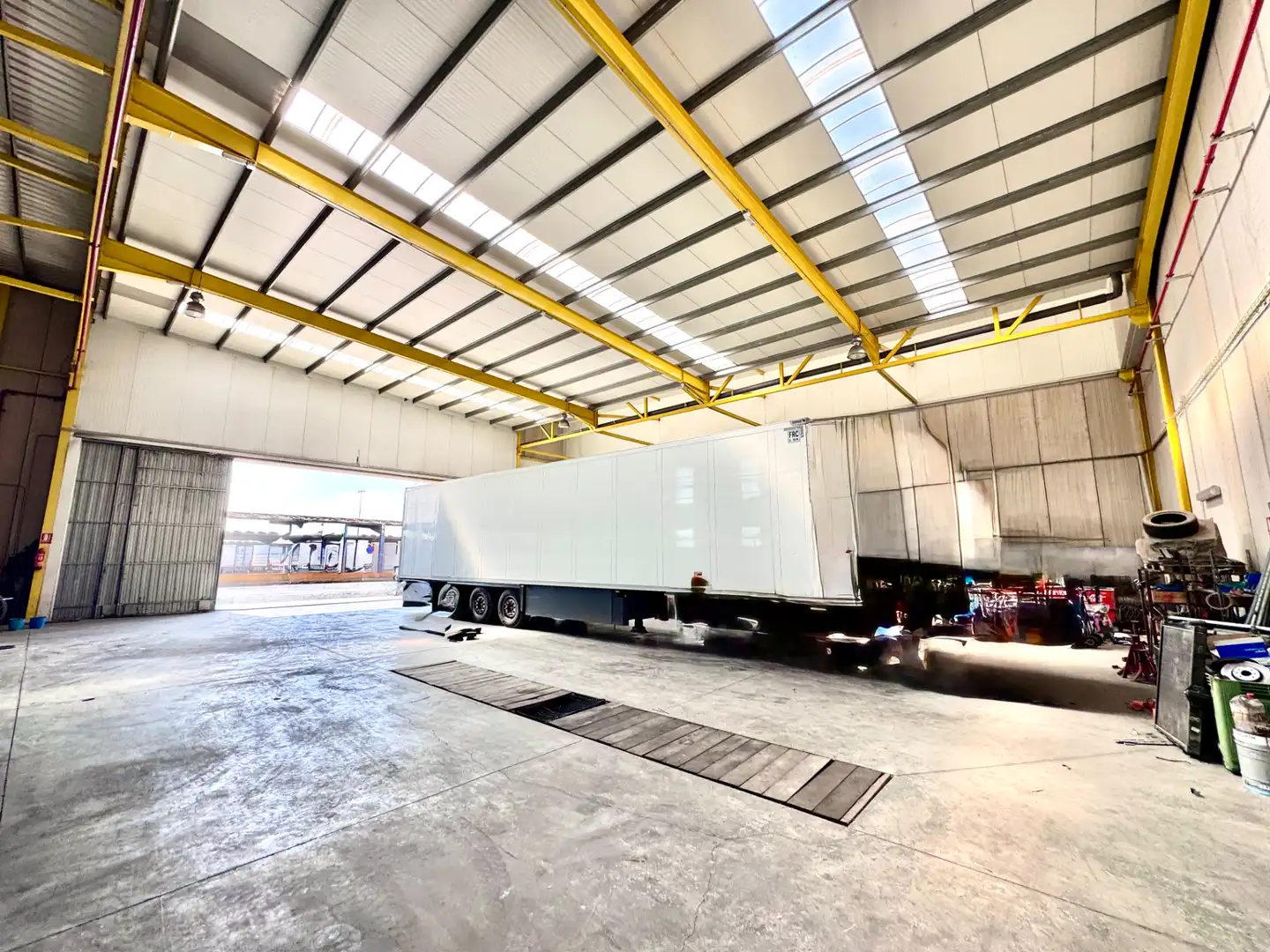 Parkplatz von Fabrikhallen zum Verkauf in El Ejido mit Alarm