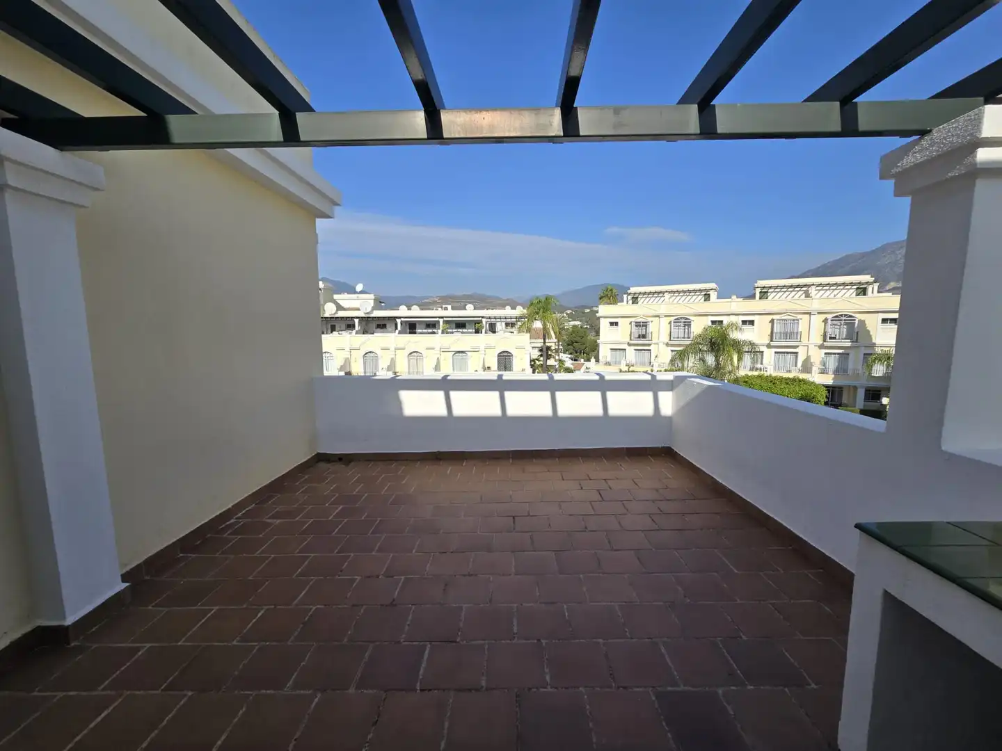 Terrasse von Einfamilien-Reihenhaus zur Miete in Marbella mit Möbliert