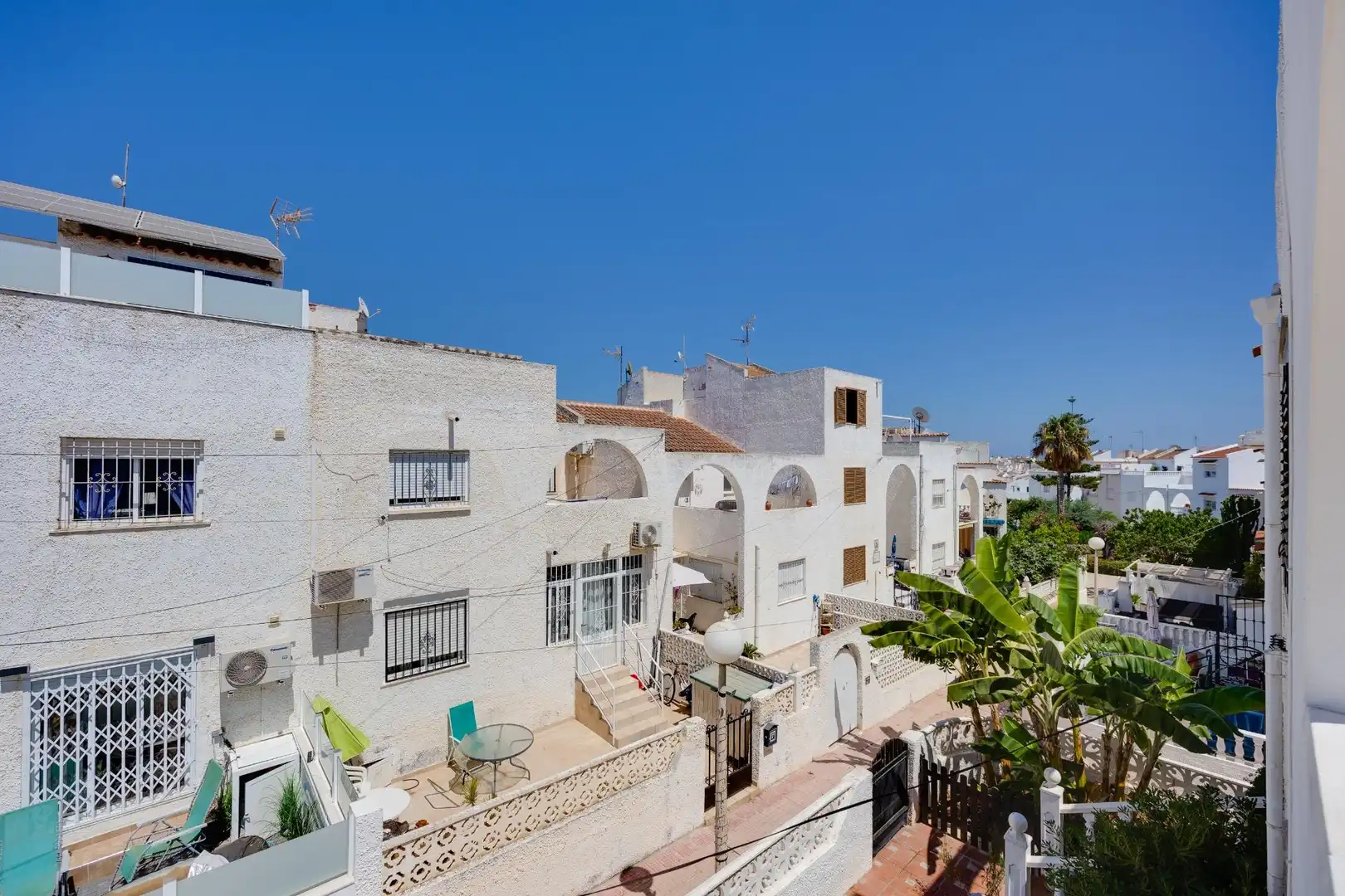 Vista exterior de Casa o xalet en venda en Torrevieja amb Aire condicionat, Jardí privat i Terrassa
