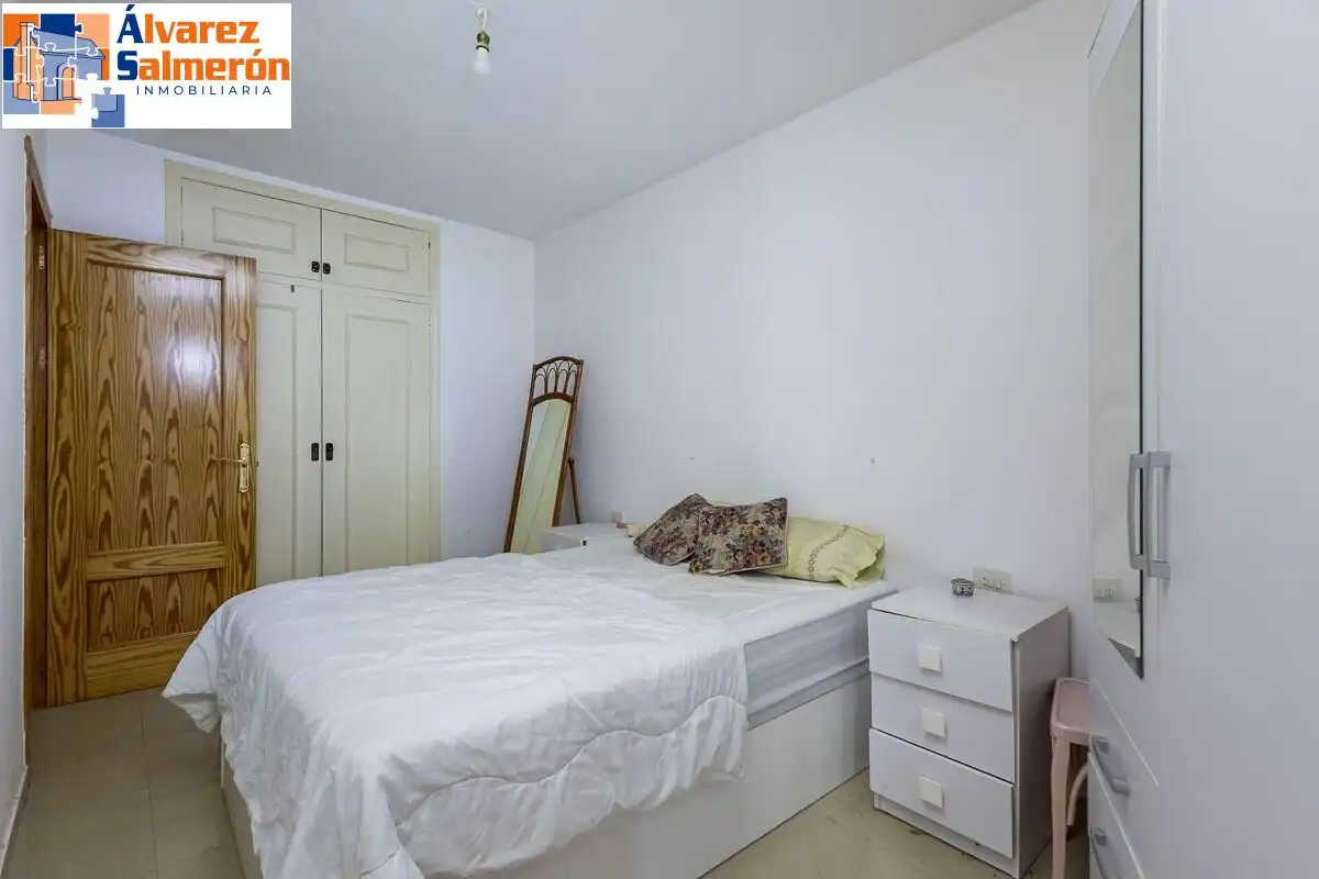 Schlafzimmer von Wohnung zum Verkauf in Granada mit Balkon