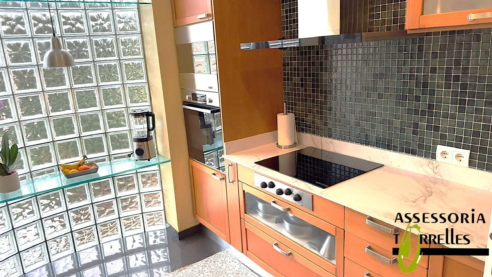 Küche von Haus oder Chalet zum Verkauf in Torrelles de Llobregat mit Heizung, Privatgarten und Parkett