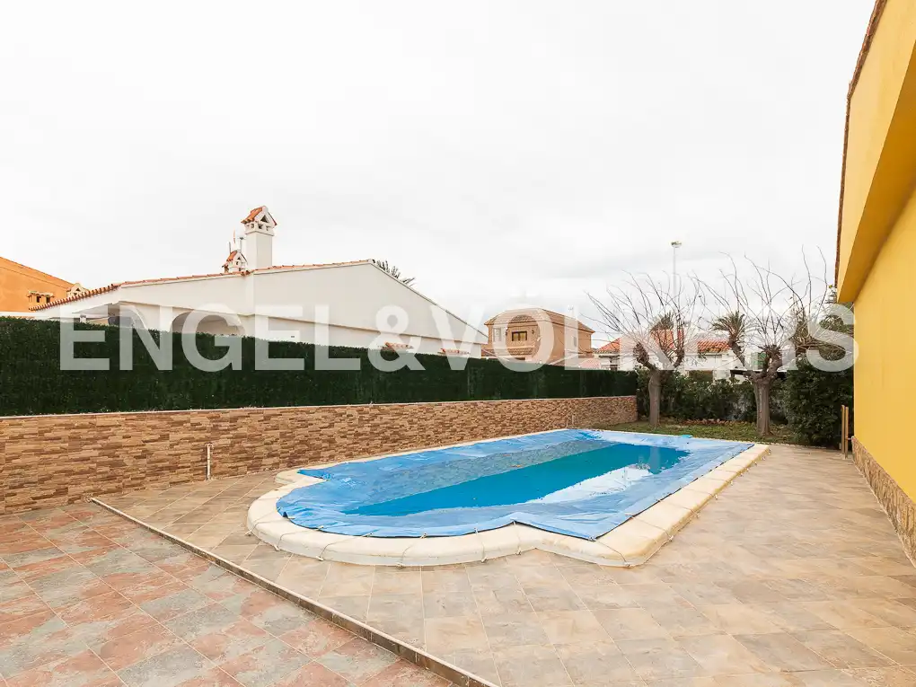 Swimming pool of Houses for sale in Cullera  with Air Conditioner, Heating and Private garden