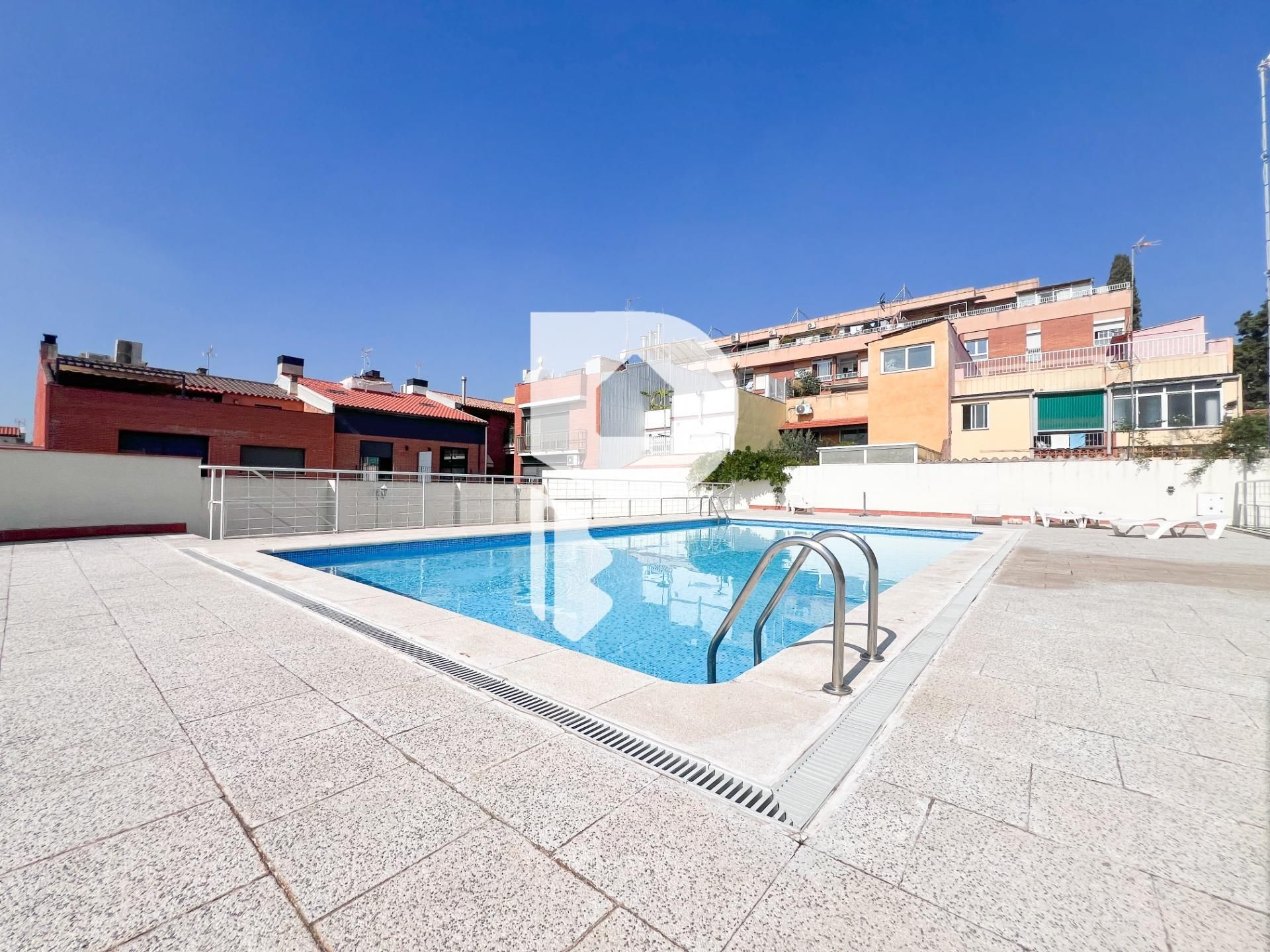 Piscina de Casa adosada en venta en Sant Boi de Llobregat con Aire acondicionado, Calefacción y Parquet