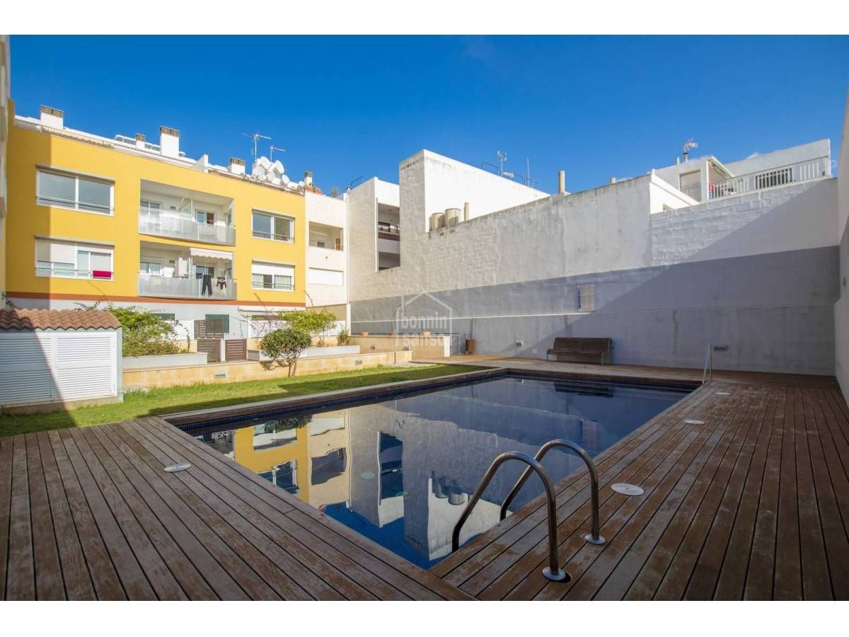 Piscina de Pis en venda en Ciutadella de Menorca amb Calefacció, Jardí privat i Terrassa