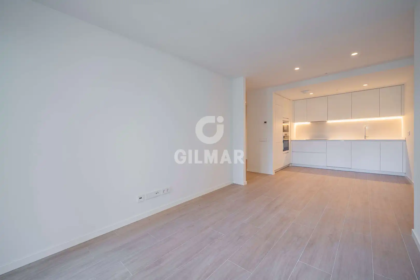 Sala d'estar de Planta baixa en venda en Madrid amb Calefacció, Jardí privat i Traster