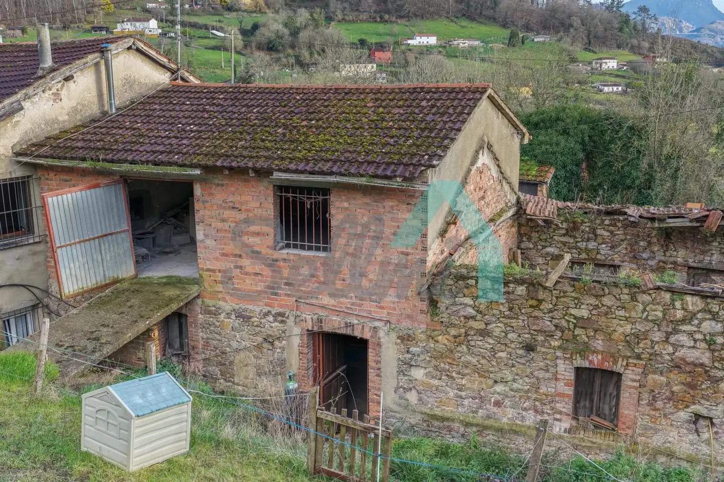 Vista exterior de Casa o xalet en venda en Oviedo  amb Calefacció, Jardí privat i Terrassa