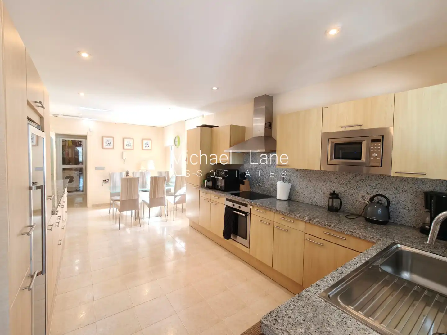 Küche von Erdgeschoss zum Verkauf in Sotogrande mit Klimaanlage, Privatgarten und Terrasse