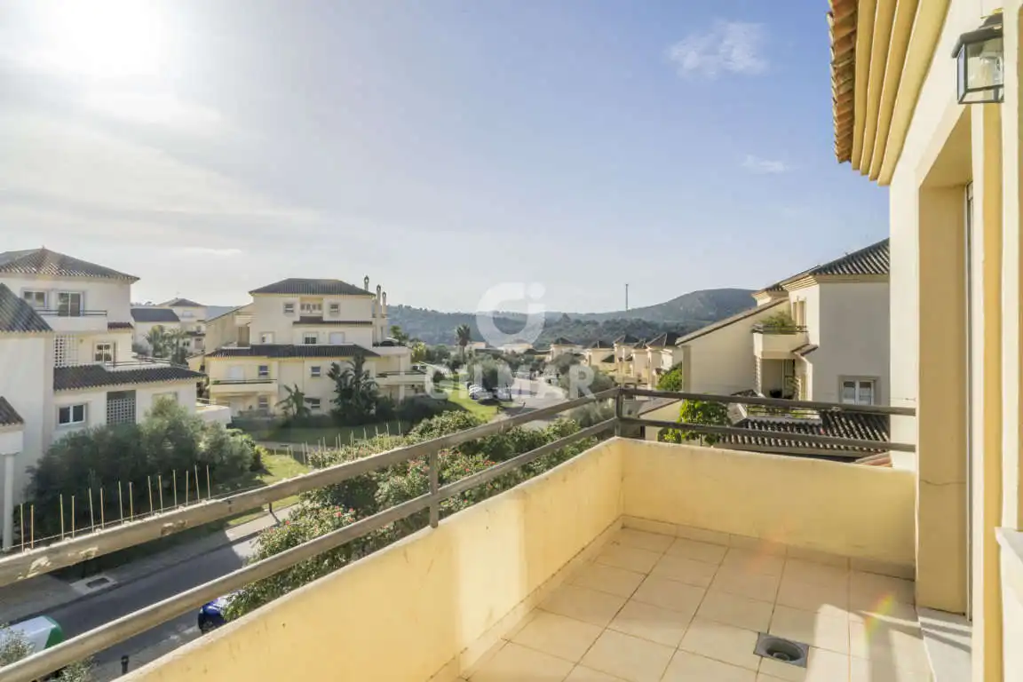 Außenansicht von Maisonette zum Verkauf in Sotogrande mit Heizung, Abstellraum und Schwimmbad