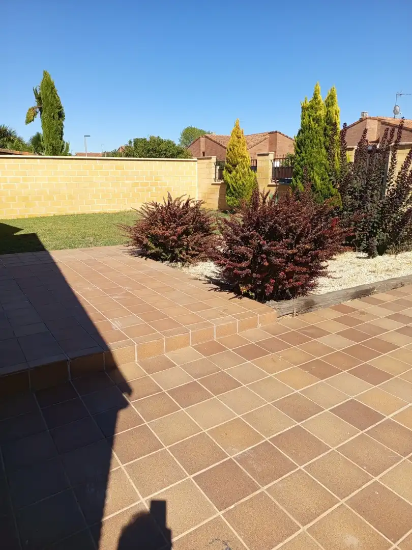 Terrassa de Casa o xalet en venda en Grijota amb Calefacció i Jardí privat