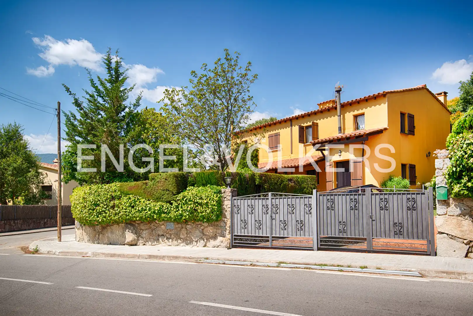 Vista exterior de Casa adosada en venta en Maçanet de Cabrenys con Calefacción y Jardín privado