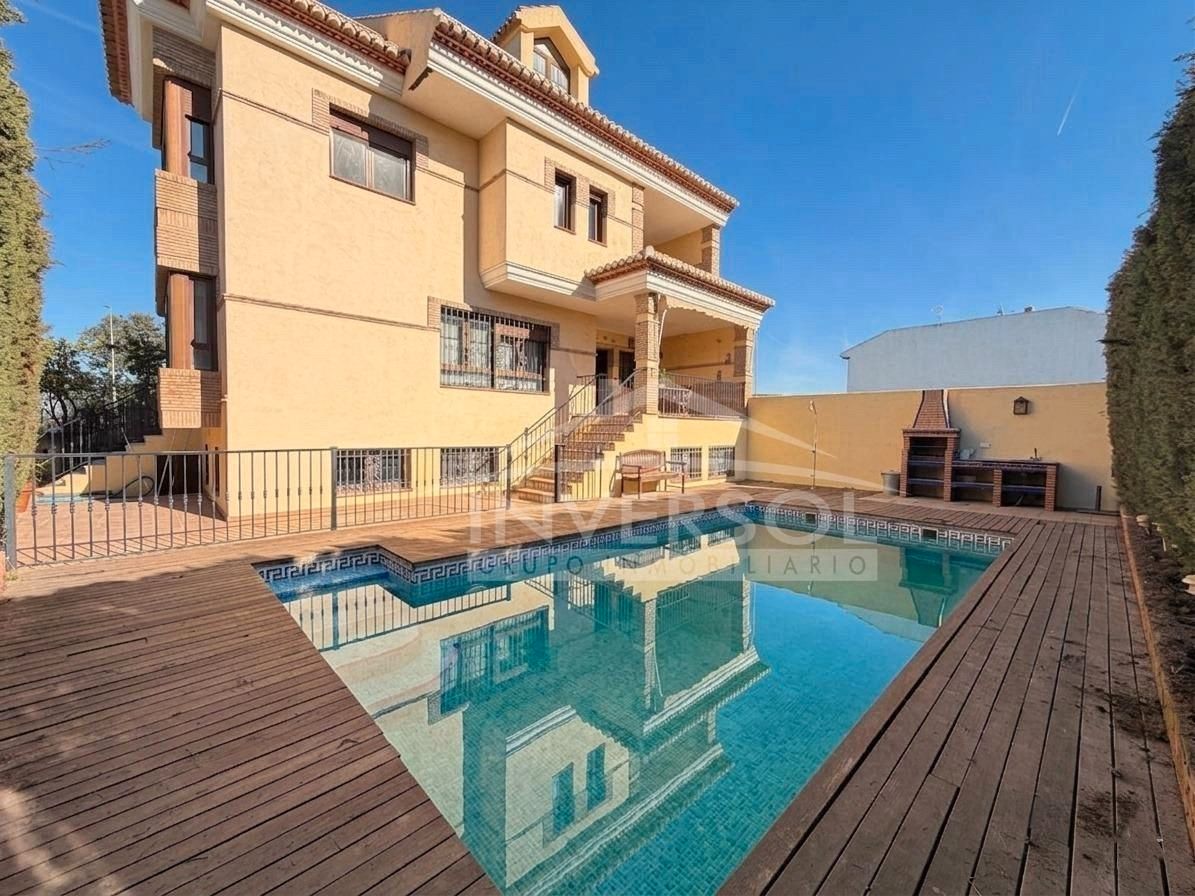 Vista exterior de Casa o xalet en venda en Maracena amb Aire condicionat, Calefacció i Jardí privat