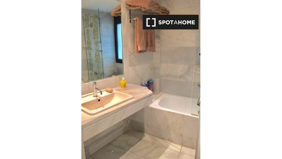Bathroom of Flat to rent in  Madrid Capital  with Air Conditioner, Heating and Furnished