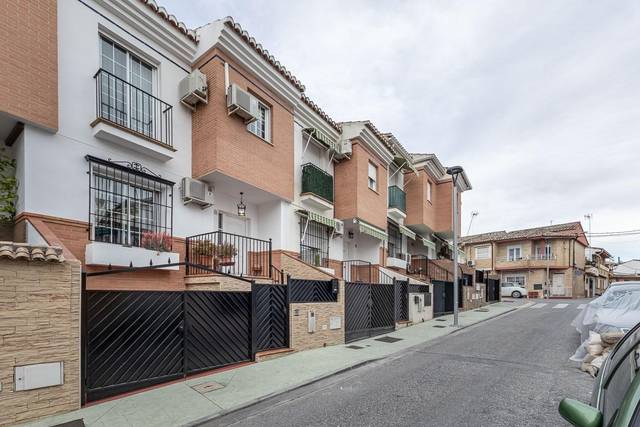 Casa adosada en Venta en Calle ALHAMAR, 11 en Peligros