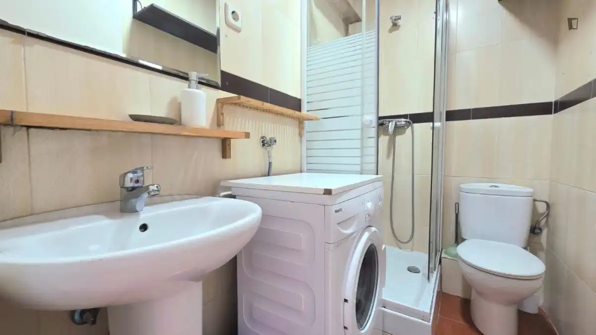 Bany de Apartament de lloguer en Madrid amb Moblat, Forn i Rentadora