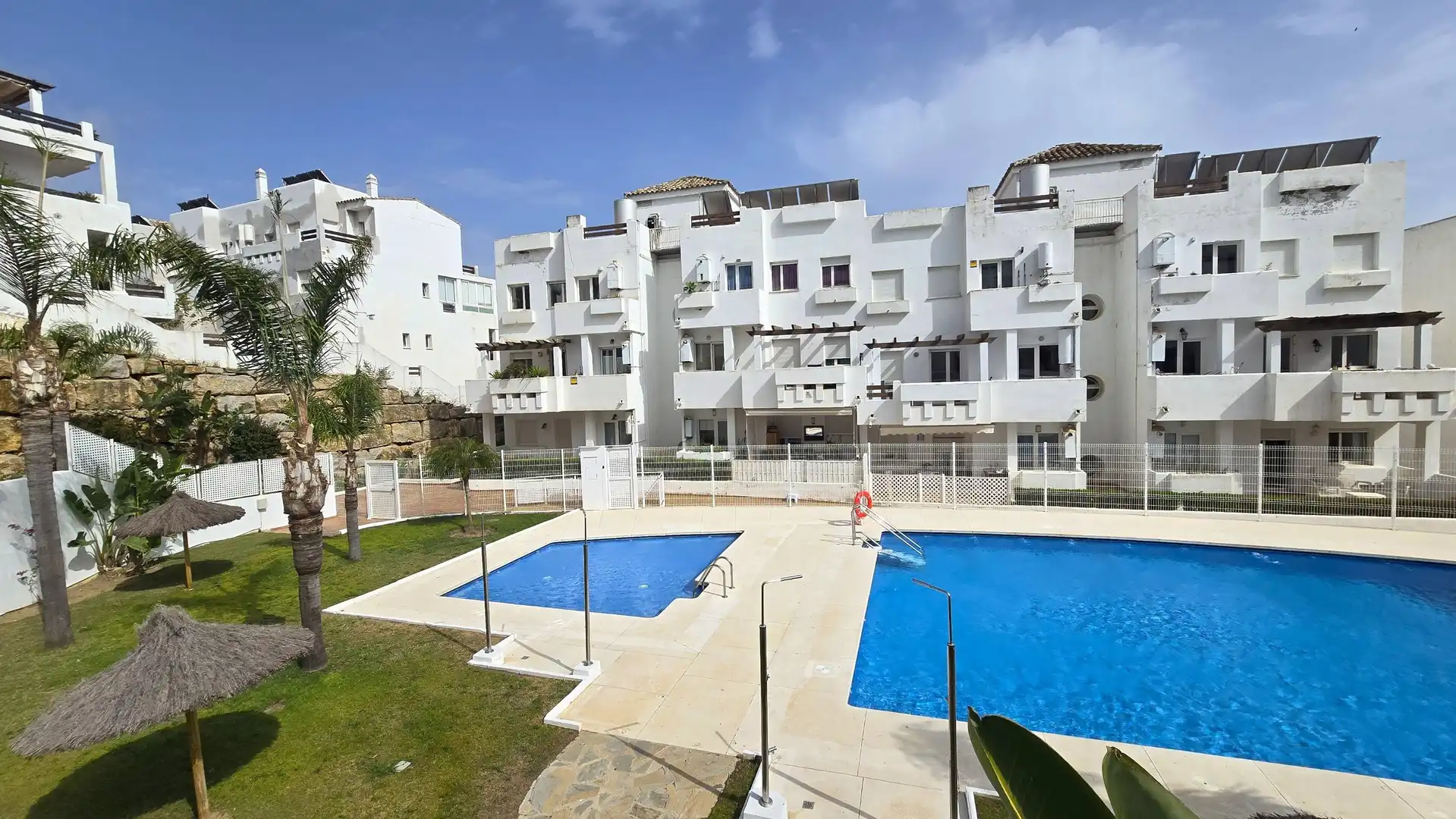 Vista exterior de Dúplex en venda en Estepona amb Aire condicionat, Jardí privat i Terrassa