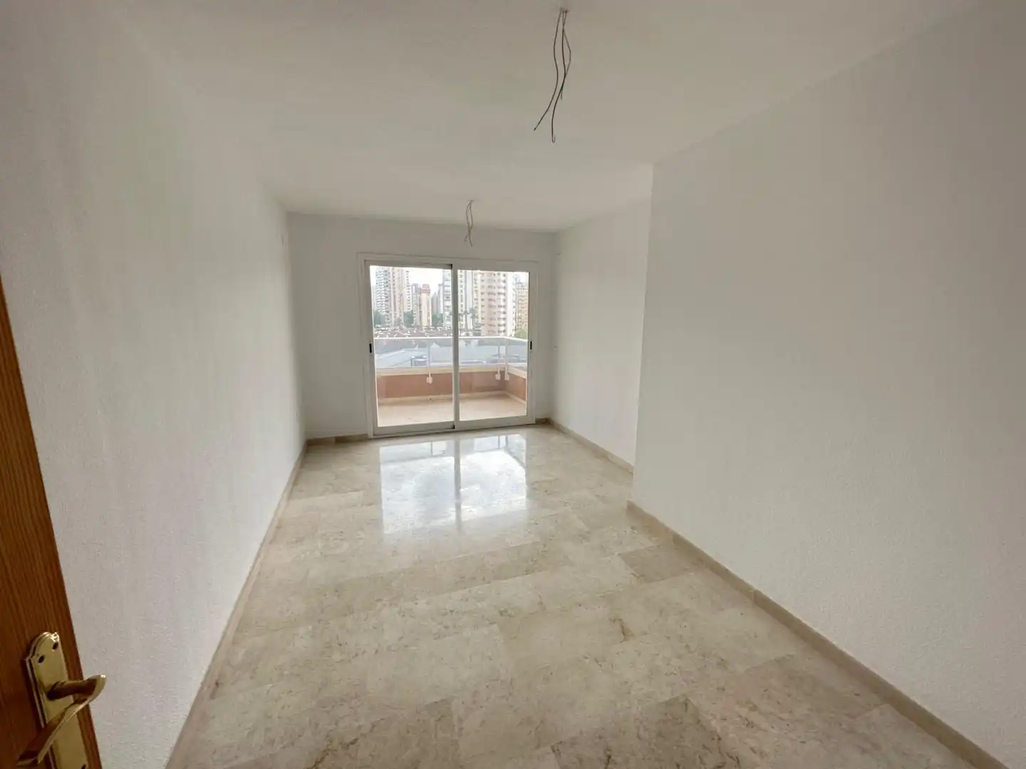 Sala d'estar de Apartament en venda en Benidorm amb Jardí privat, Terrassa i Piscina comunitària