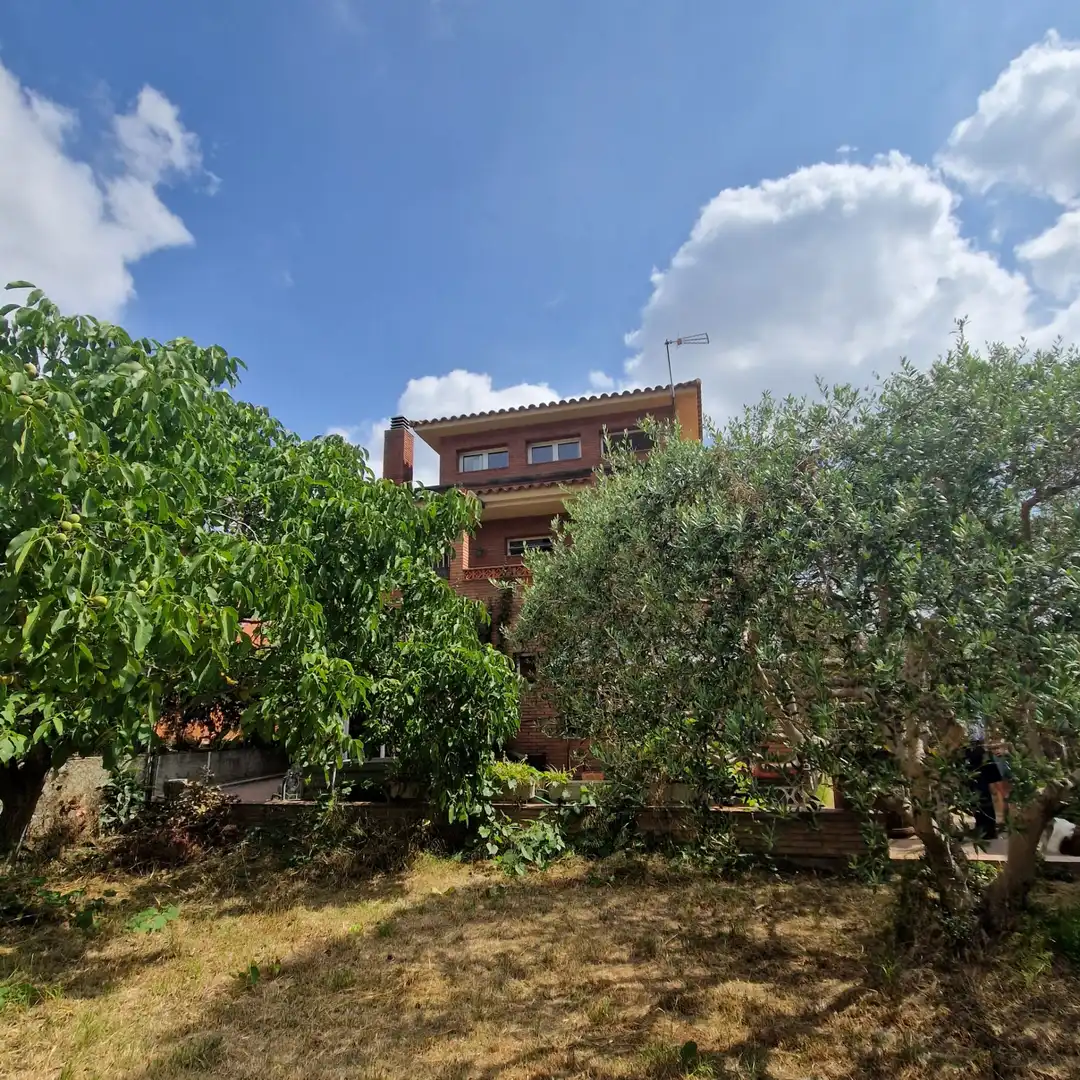 Vista exterior de Casa o chalet en venta en Sant Andreu de la Barca con Calefacción, Jardín privado y Parquet