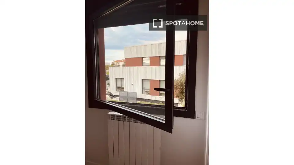 Dormitori de Pis per a compartir en Sopela amb Aire condicionat, Calefacció i Moblat