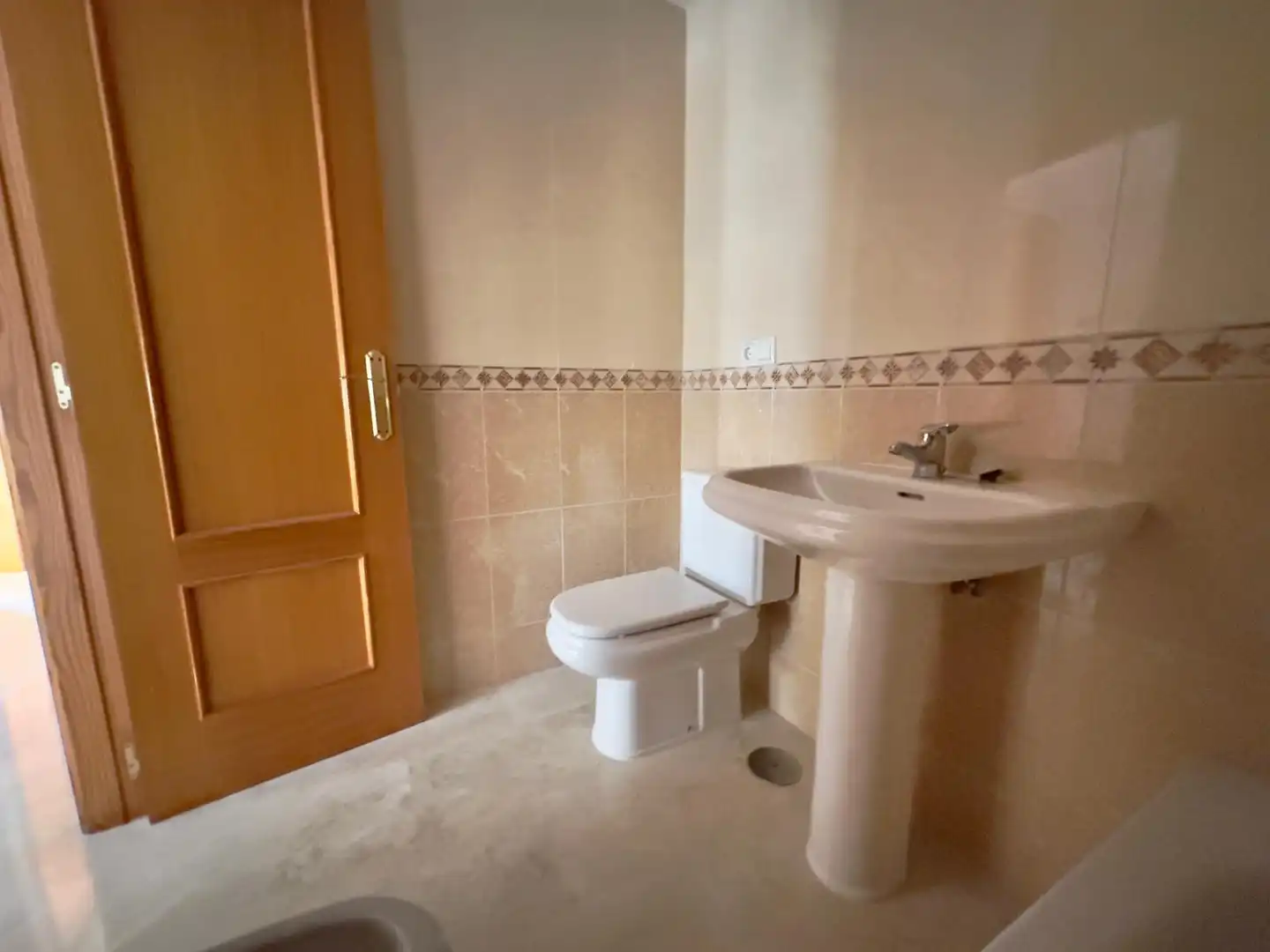 Bany de Apartament en venda en Benidorm amb Jardí privat, Terrassa i Piscina comunitària