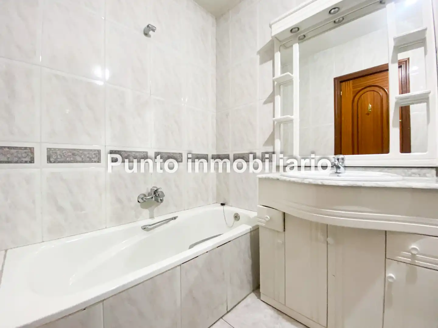 Bathroom of Flat for sale in Valladolid  with Heating, Parquet flooring and Terrace