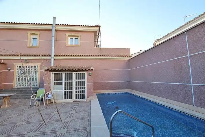 Xalet amb piscina en venda a Calle COOPERATIVA
