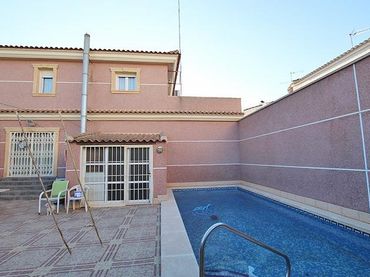 Xalet amb piscina en venda a Calle COOPERATIVA